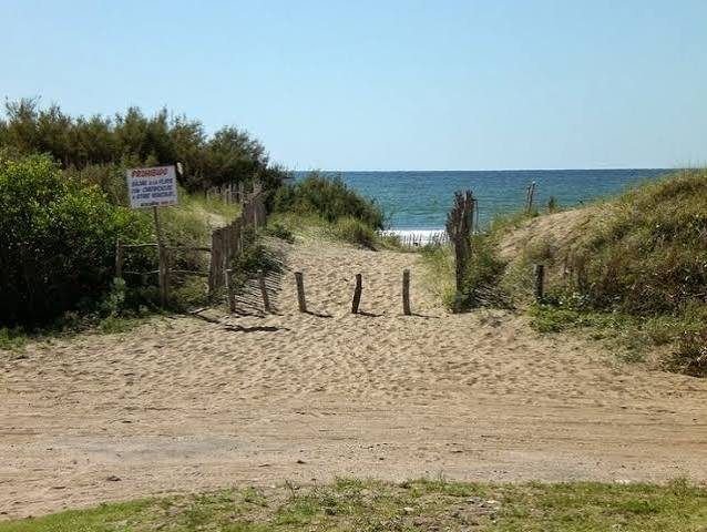 Bajada a la playa entre médanos en Arenas Verdes